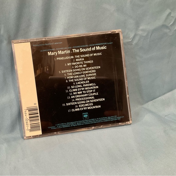 It comes with One CD and 17 songs - Picture 2 of 3